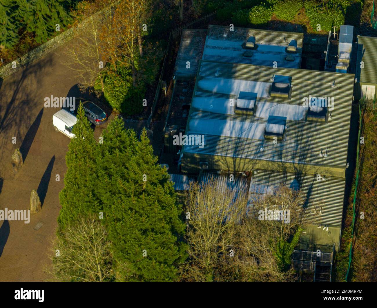 Luftdrohne aus dem Air Filmmaterial von Nemesis Rollercoaster in Alton Towers entfernt 2022 , der letzte Abschnitt der Rennstrecke ist entfernt zu sehen Stockfoto