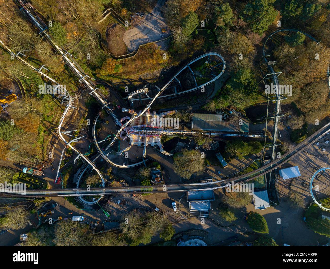 Luftdrohne aus dem Air Filmmaterial von Nemesis Rollercoaster in Alton Towers entfernt 2022 , der letzte Abschnitt der Rennstrecke ist entfernt zu sehen Stockfoto