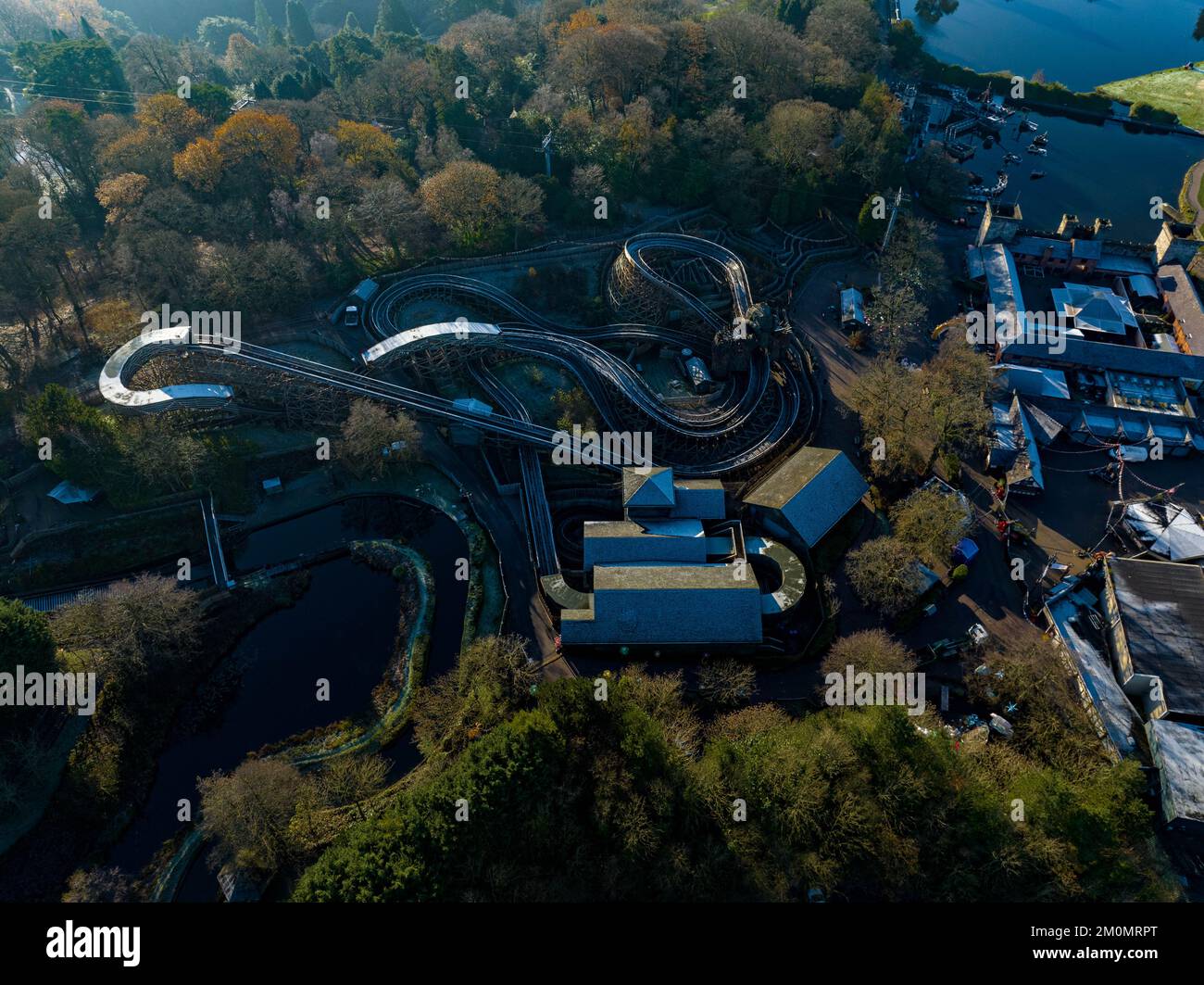 Luftdrohne aus dem Air Filmmaterial von Nemesis Rollercoaster in Alton Towers entfernt 2022 , der letzte Abschnitt der Rennstrecke ist entfernt zu sehen Stockfoto