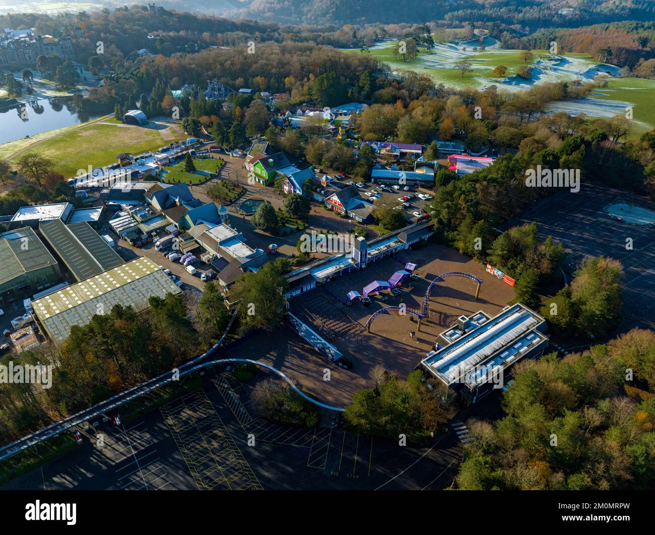 Luftdrohne aus dem Air Filmmaterial von Nemesis Rollercoaster in Alton Towers entfernt 2022 , der letzte Abschnitt der Rennstrecke ist entfernt zu sehen Stockfoto