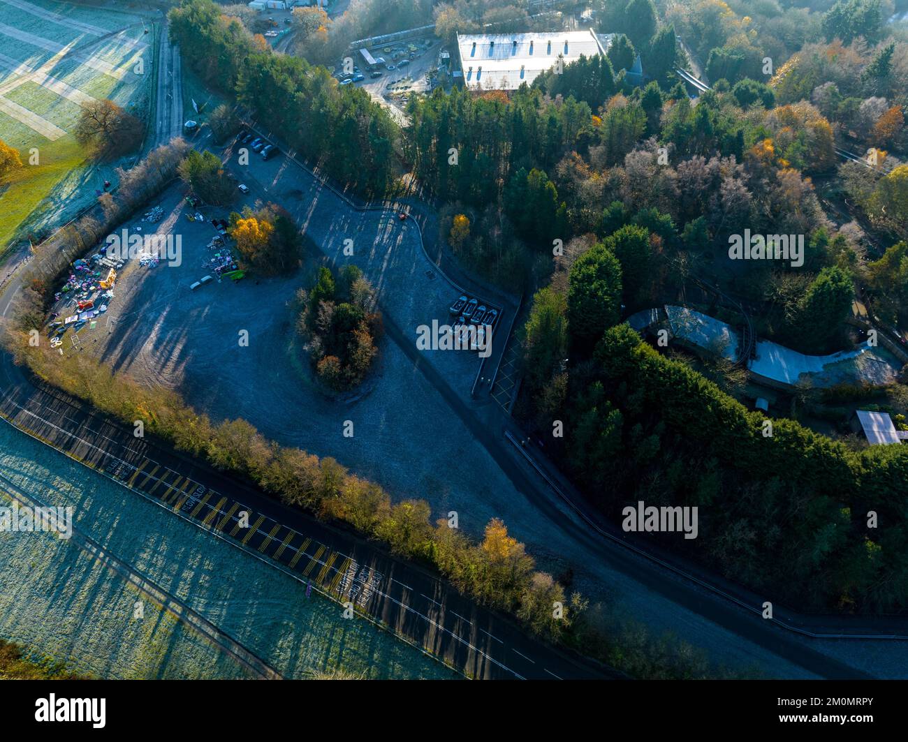 Luftdrohne aus dem Air Filmmaterial von Nemesis Rollercoaster in Alton Towers entfernt 2022 , der letzte Abschnitt der Rennstrecke ist entfernt zu sehen Stockfoto