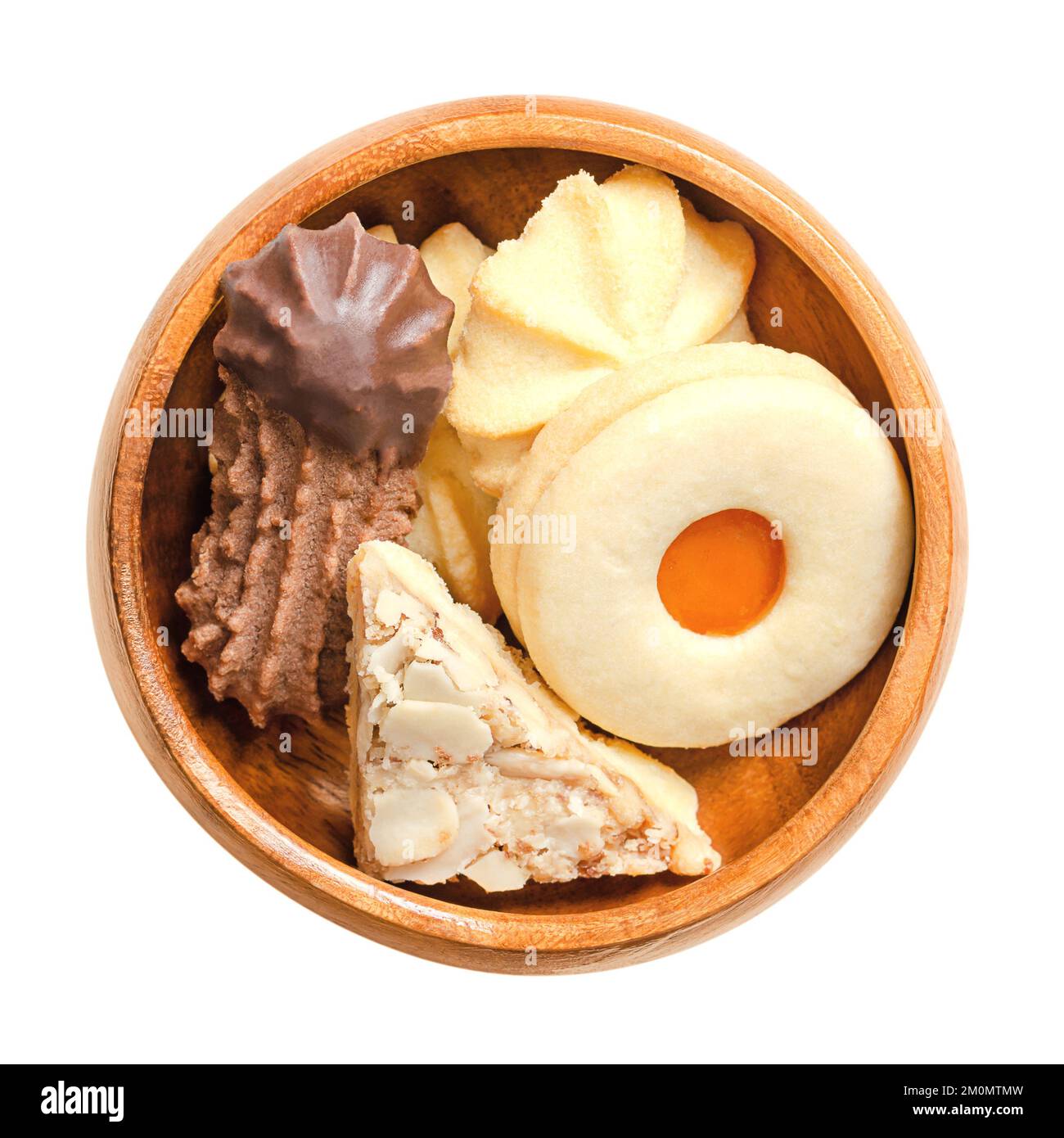 Auswahl an Weihnachtskeksen, Weihnachtsgebäck in einer Holzschüssel. Traditionelle Butterkekse in verschiedenen Formen. Stockfoto