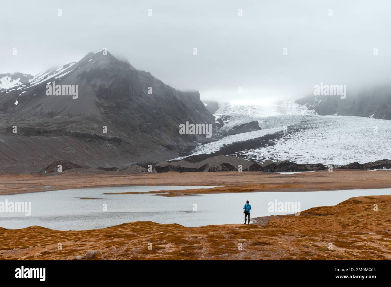 Einsamer Tourist in der Nähe der glazialen Lagune von Vatnajokull. Vatnajokull National Park, Südostisland, Europa. Landschaftsfotografie Stockfoto