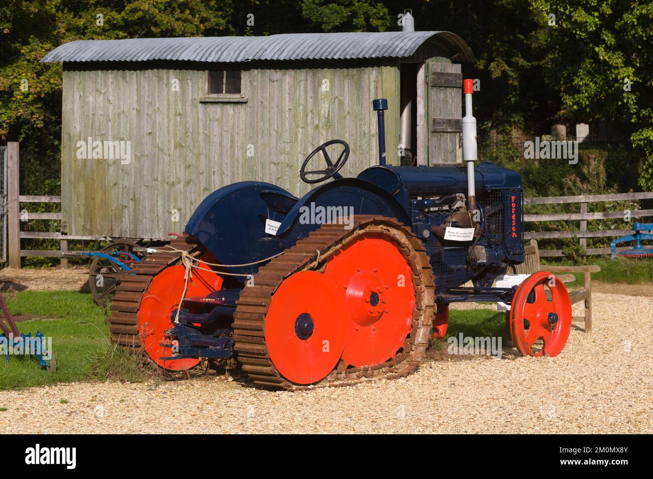 Blauer Fordson-Traktor mit roten Rädern im Manor Farm Country Park Hampshire Stockfoto