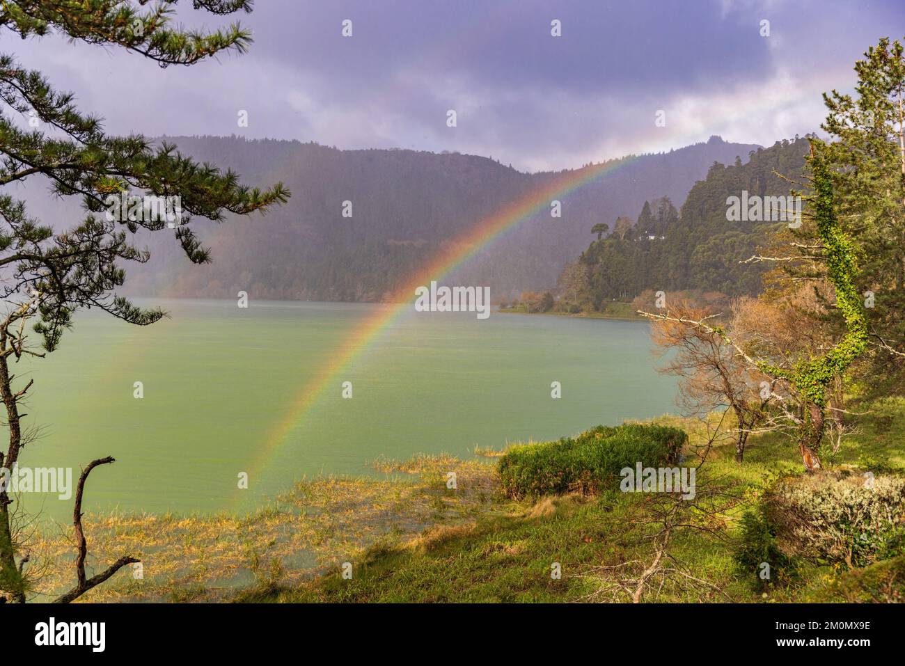 Regenbogen über dem Kratersee Furnas auf der Insel Sao Miguel Stockfoto