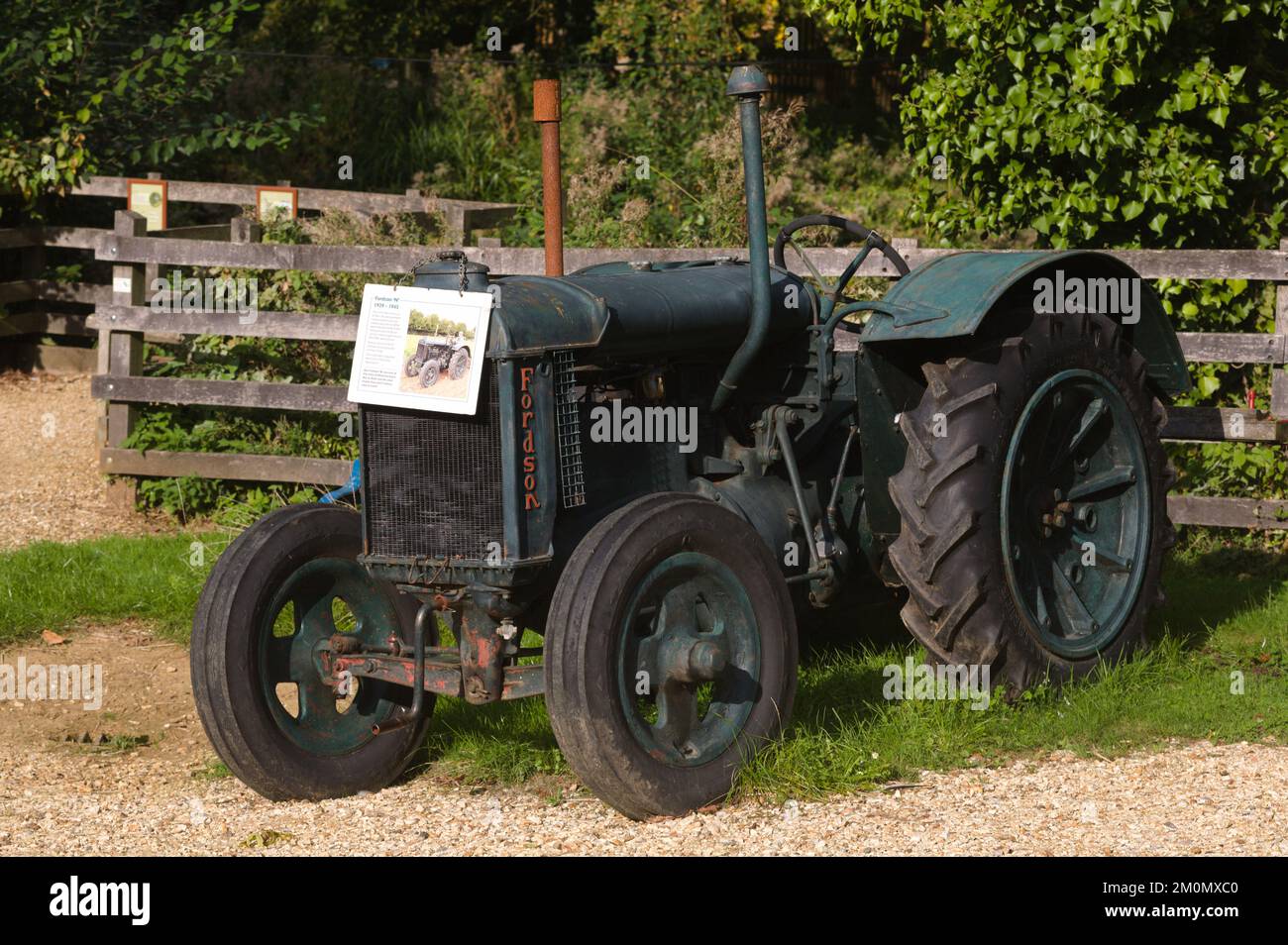 Der alte Fordson-Traktor auf der Manor Farm Country Farm in Hampshire, England Stockfoto