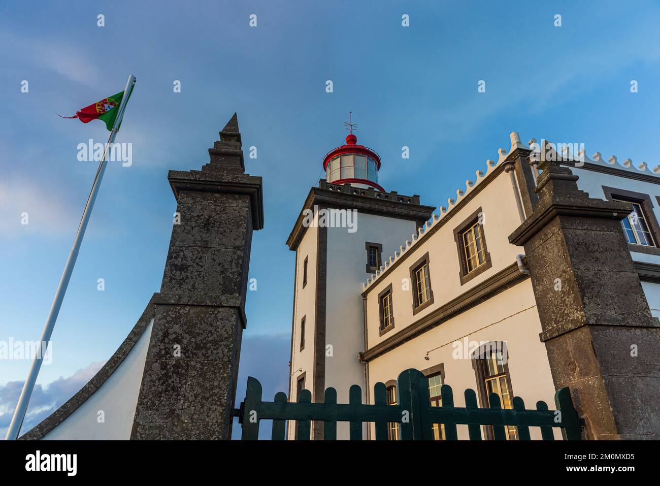 Blick auf den Leuchtturm Farol da Ferraria auf Ponta Ferraria auf den Azoren, Insel Sao Miguel Stockfoto