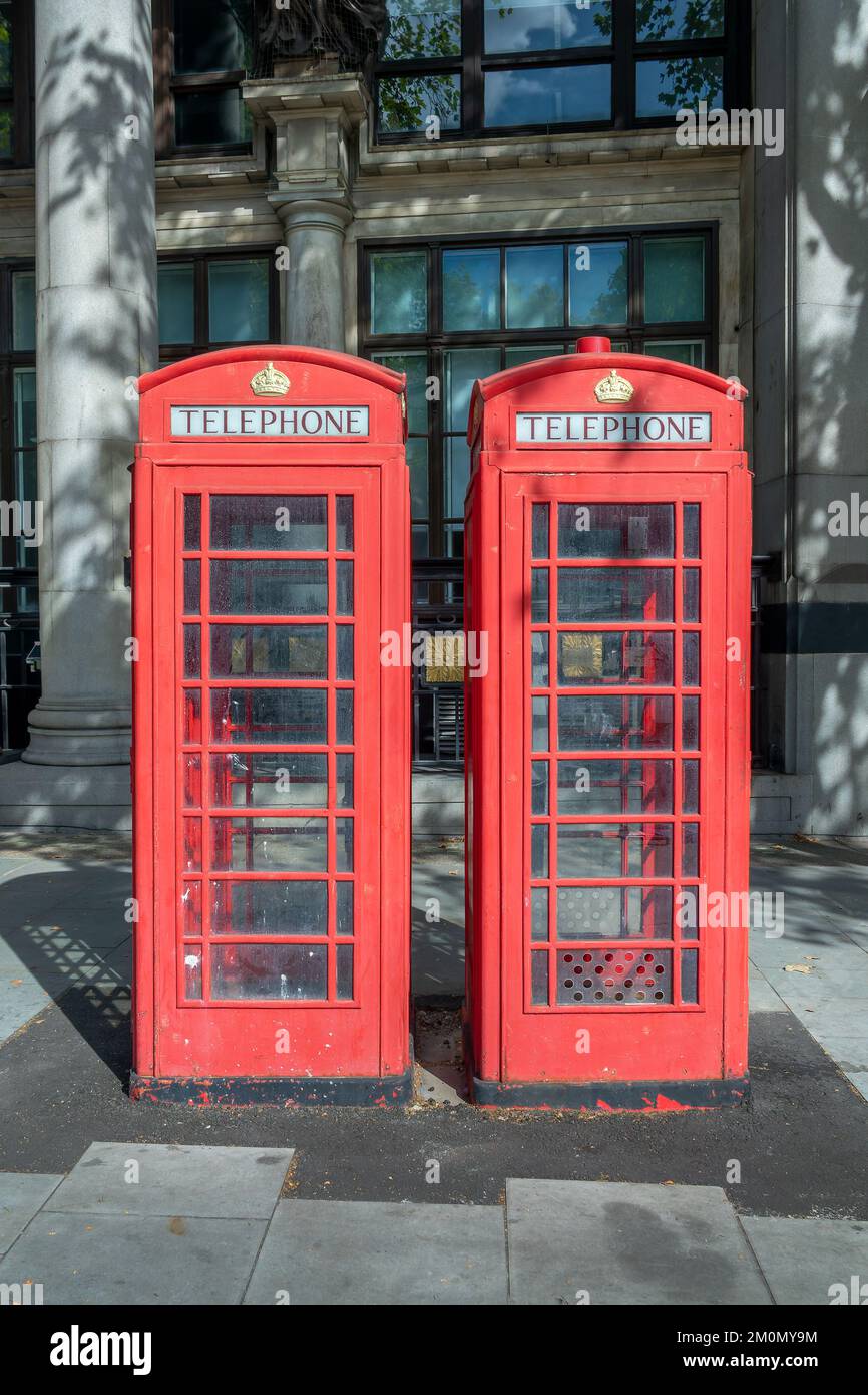 Zwei klassische rote britische Telefonzellen in London, Großbritannien Stockfoto
