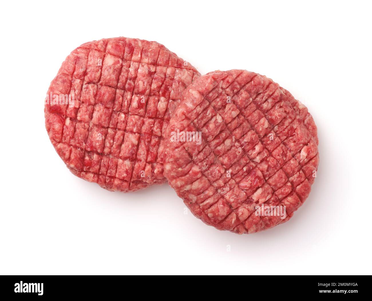 Blick von oben auf zwei frische, rohe Burgerpasteten, isoliert auf Weiß Stockfoto