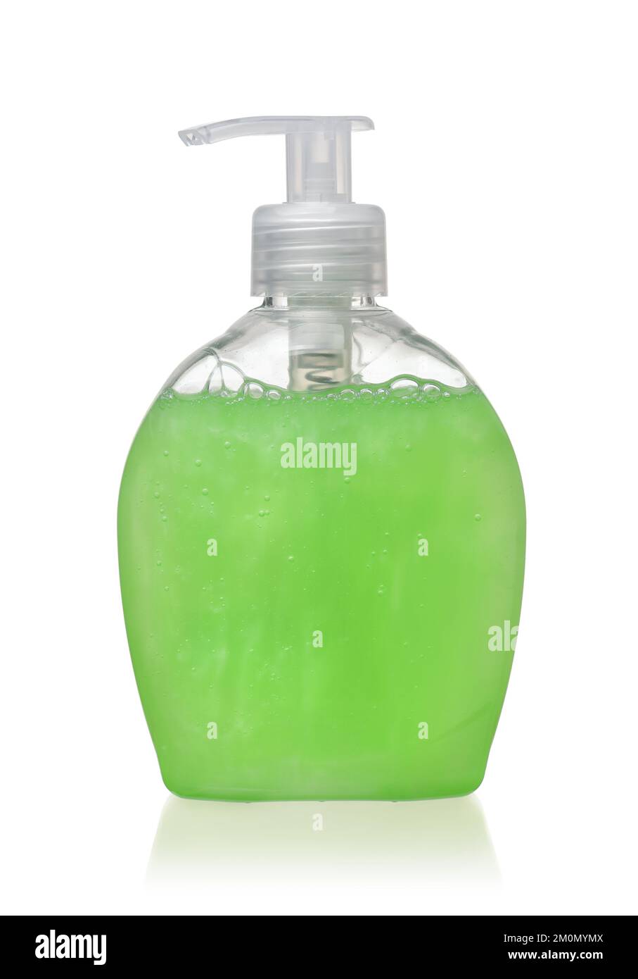 Vorderansicht der grünen, auf weiß isolierten Kunststoffflasche für die Flüssigseifenpumpe Stockfoto