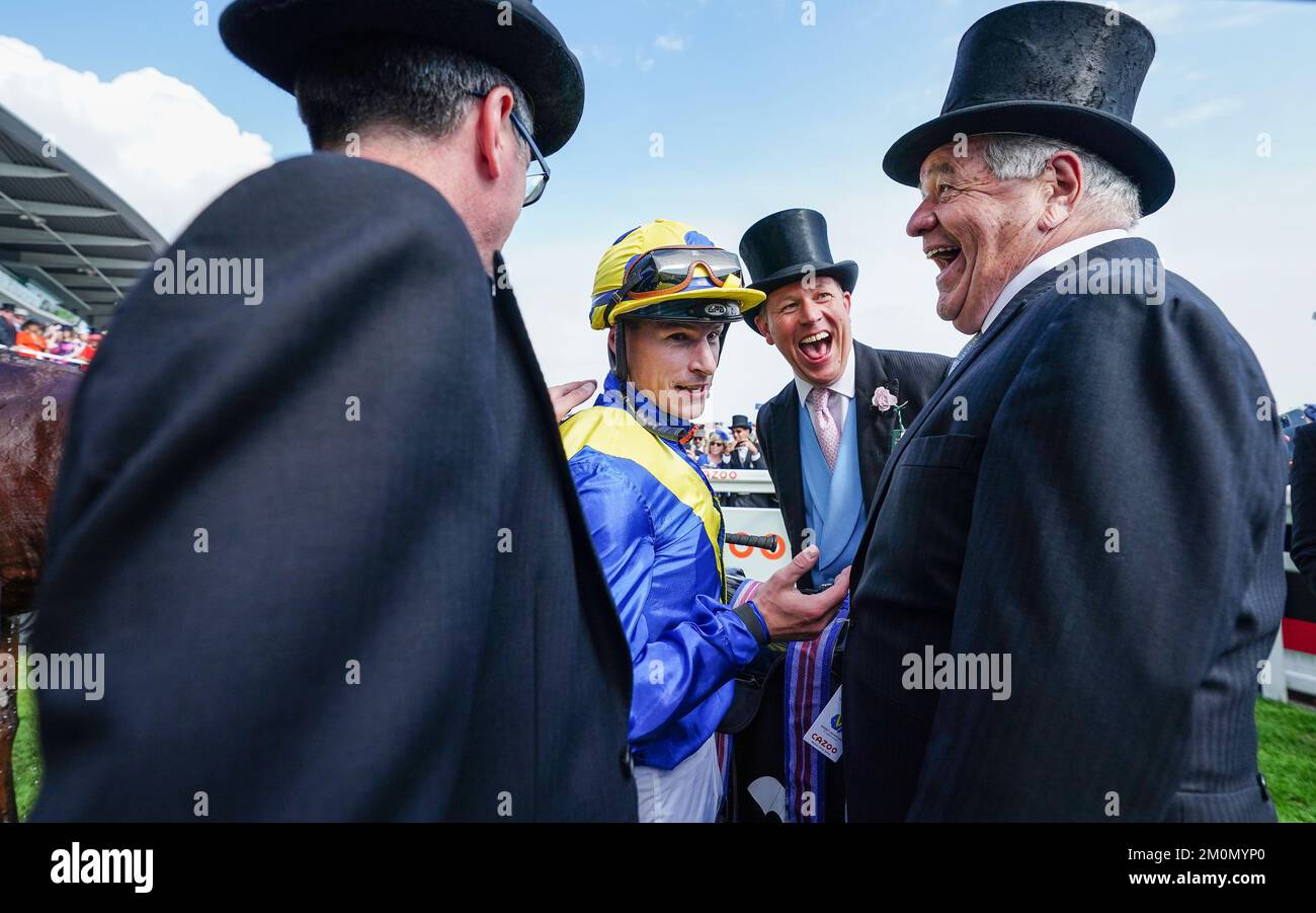 Jockey Richard Kingscote und Trainer Sir Michael Stoute, nachdem er das Cazoo Derby (in Erinnerung an Lester Piggott) mit Desert Crown am Derby Day während des Cazoo Derby Festivals 2022 auf der Epsom Racecourse in Surrey gewonnen hatte. Bilddatum: Samstag, 4. Juni 2022. Stockfoto