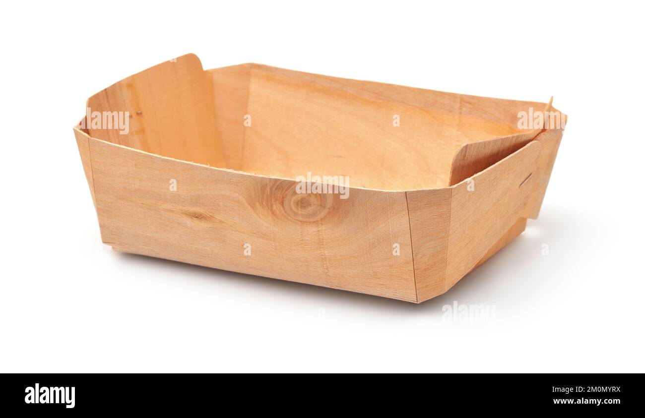 Leere Einweg-Furnierschale aus Holz, auf weiß isoliert Stockfoto