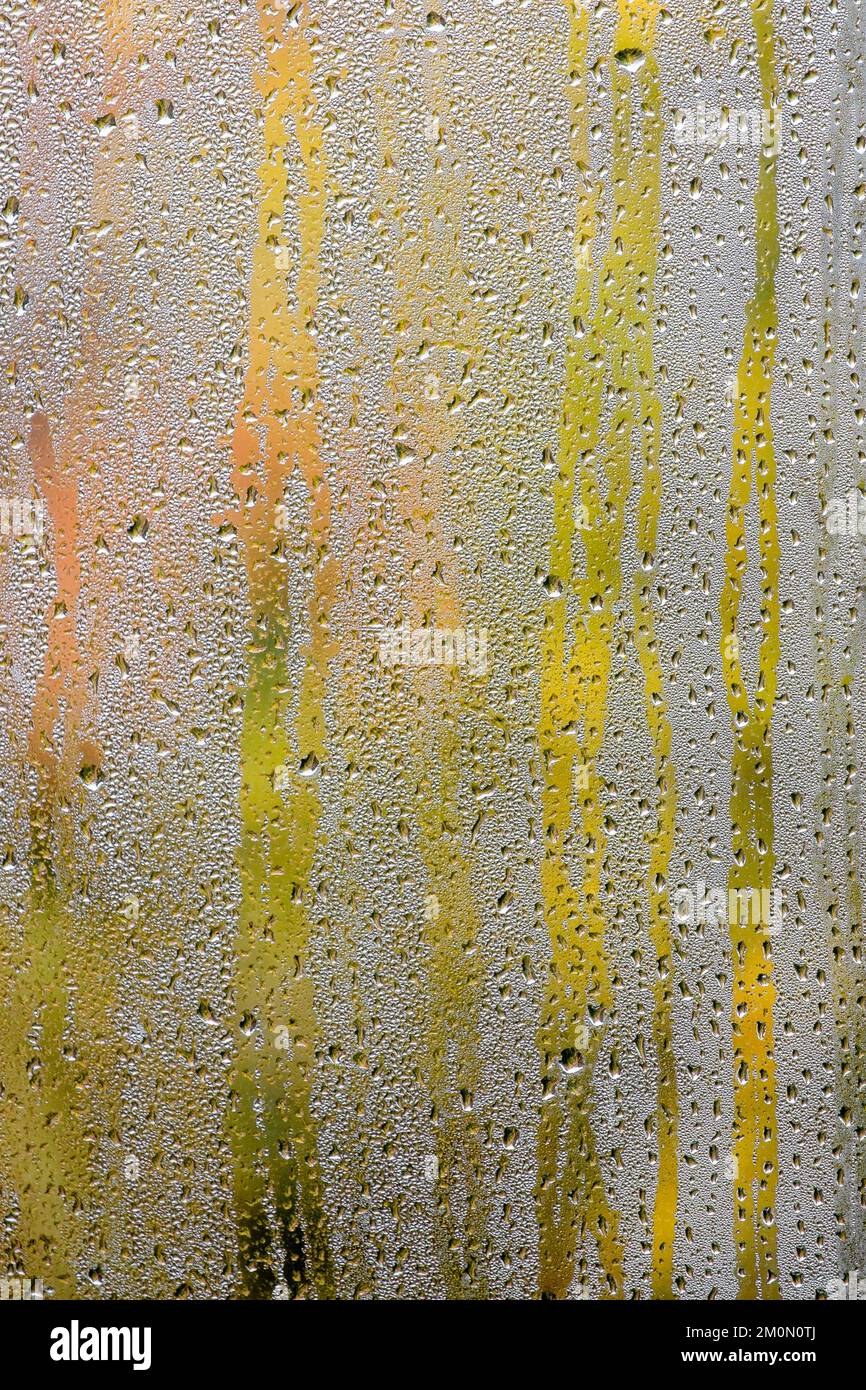 Abstrakte Muster der Kondensation auf dem Fenster. Stockfoto