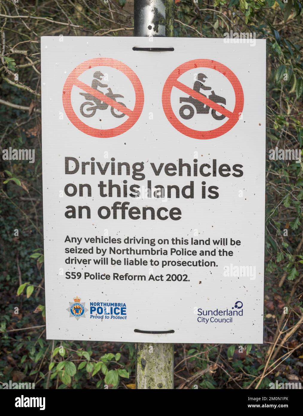 Beachten Sie, dass das Fahren von Fahrzeugen auf diesem Land eine Straftat ist, England, Großbritannien Stockfoto