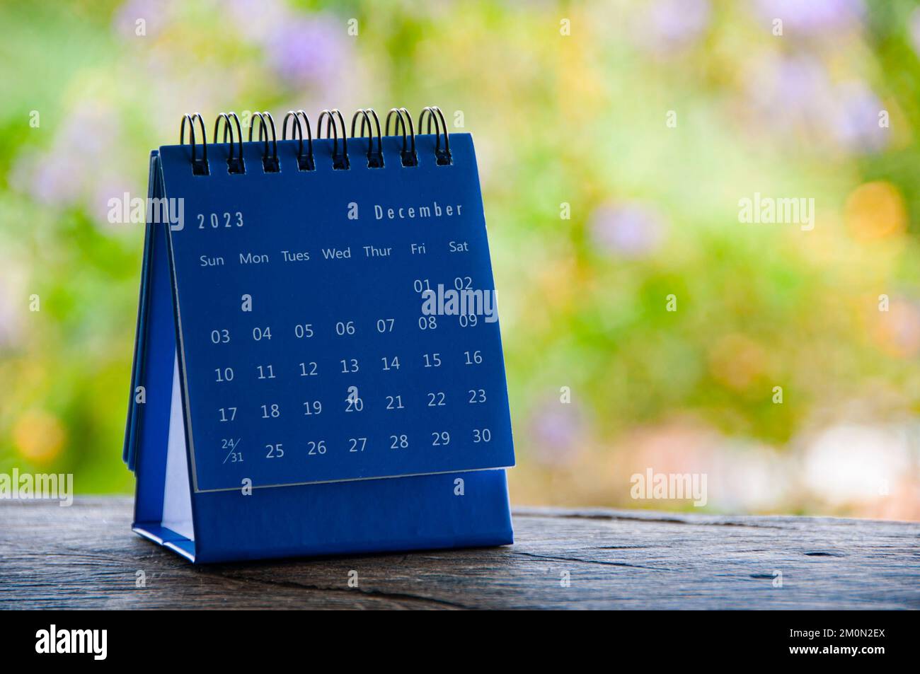 Blauer Bürokalender vom 2023. Dezember mit verschwommener Natur und anpassbarem Platz für Text. Stockfoto