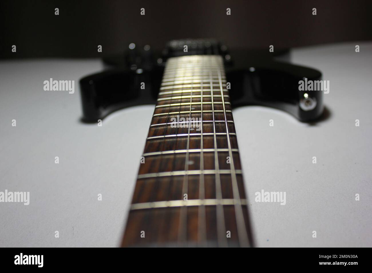 Gitarre. Musik. Alternative Realität. Durch das Spiegel-Glas Stockfoto