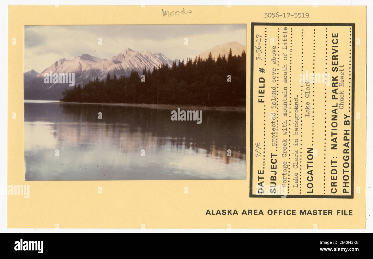 Geschützte Inselbucht über Portage Creek mit Berg südlich von Little Lake Clark im Hintergrund. Alaska Task Force Fotos Stockfoto Geschützte Inselbucht über Portage Creek mit Berg südlich von Little Lake Clark im Hintergrund. Alaska Task Force Fotos Stockfoto