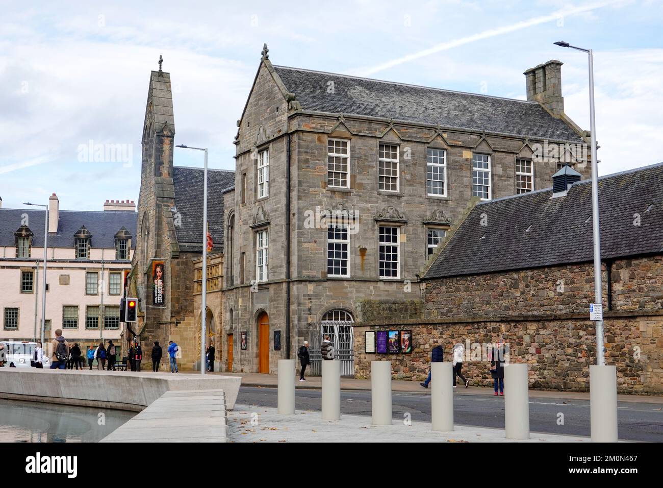 Personen außerhalb der Queen's Gallery, des Palace of Holyroodhouse, Holyrood Palace, Edinburgh, Schottland, Vereinigtes Königreich. Stockfoto