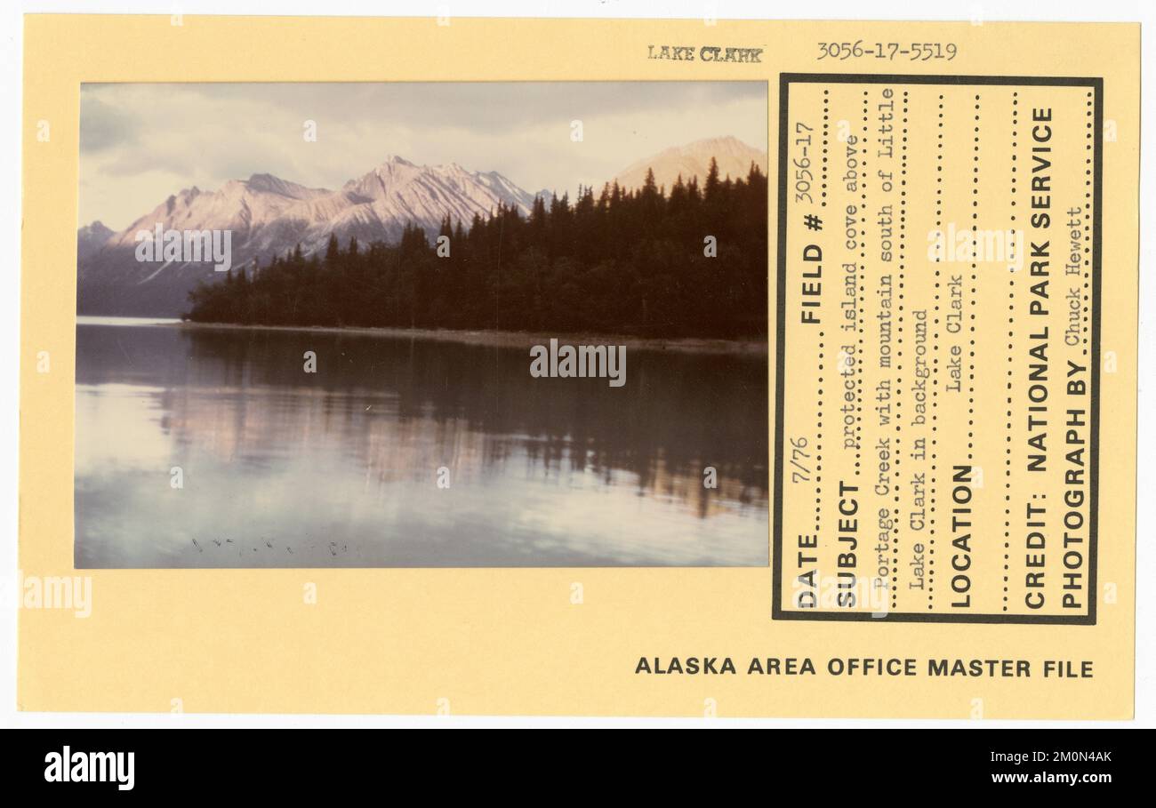 Geschützte Inselbucht über Portage Creek mit Berg südlich von Little Lake Clark im Hintergrund. Alaska Task Force Fotos Stockfoto Geschützte Inselbucht über Portage Creek mit Berg südlich von Little Lake Clark im Hintergrund. Alaska Task Force Fotos Stockfoto