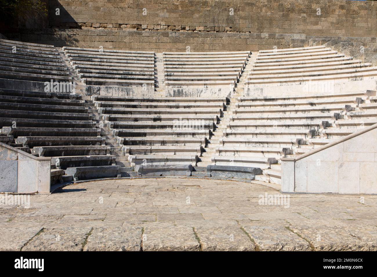 Odeon-Theater mit Marmorstühlen und Treppen. Die Akropolis von Rhodos. Monte Smith Hill, Insel Rhodos, Griechenland Stockfoto