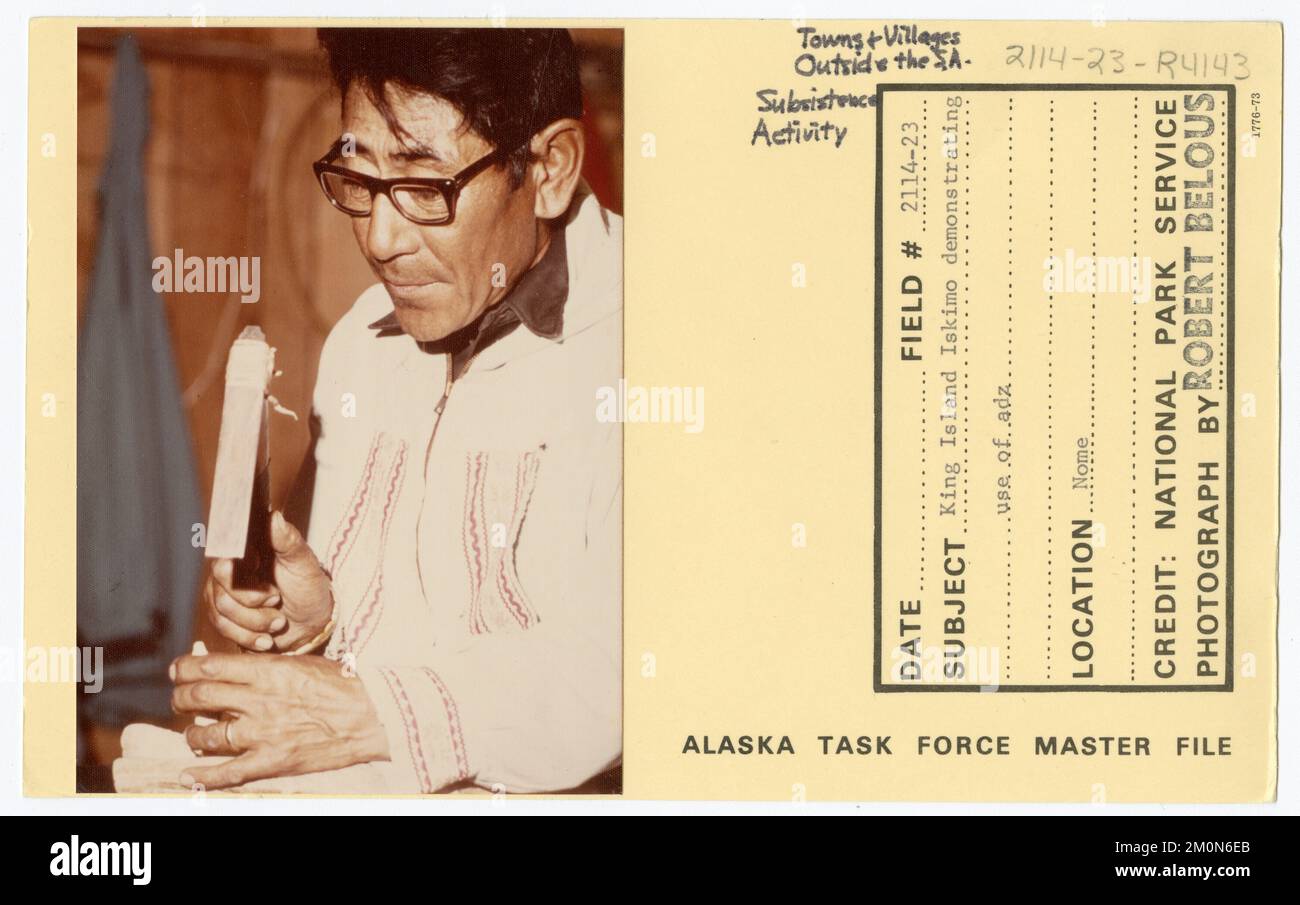 King Island Eskimo demonstriert Nutzung von ADZ. Alaska Task Force Fotos Stockfoto