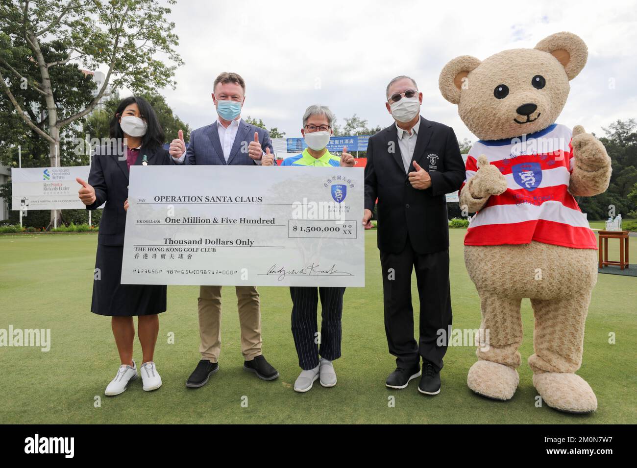 Der Hong Kong Golf Club spendet einen Scheck über 1,5 Millionen Dollar an die Operation Santa Claus Charity (OSC). Von links: Jane Lo, Lady Captain des Hong Kong Golf Clubs; Jim Gould, Leiter des englischen Programmdienstes von RTHK; Schwester Yeung Pui-yee von Home of Loving Faithfulness; Peter Lam Kin-ngok, Präsident des General Committee und Management des Hong Kong Golf Clubs, Fanljng Freddie, Maskottchen des Hong Kong Golf Clubs. Oktober 22 SCMP / Xiaomei Chen Stockfoto