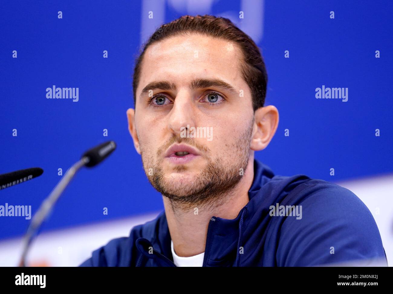 Frankreichs Adrien Rabiot auf einer Pressekonferenz im Al Sadd Sports