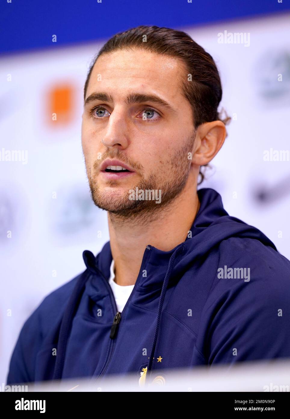 Frankreichs Adrien Rabiot auf einer Pressekonferenz im Al Sadd Sports