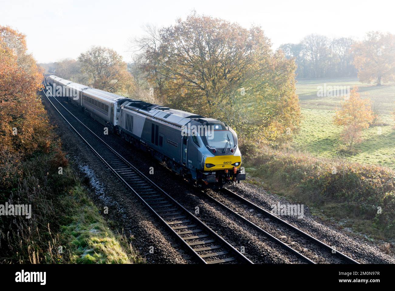 Chiltern Railways Klasse 68 Diesellokomotive Nr. 68013 „Peter Wreford-Bush“ leitet einen Mainline Service, Warwickshire, Großbritannien Stockfoto