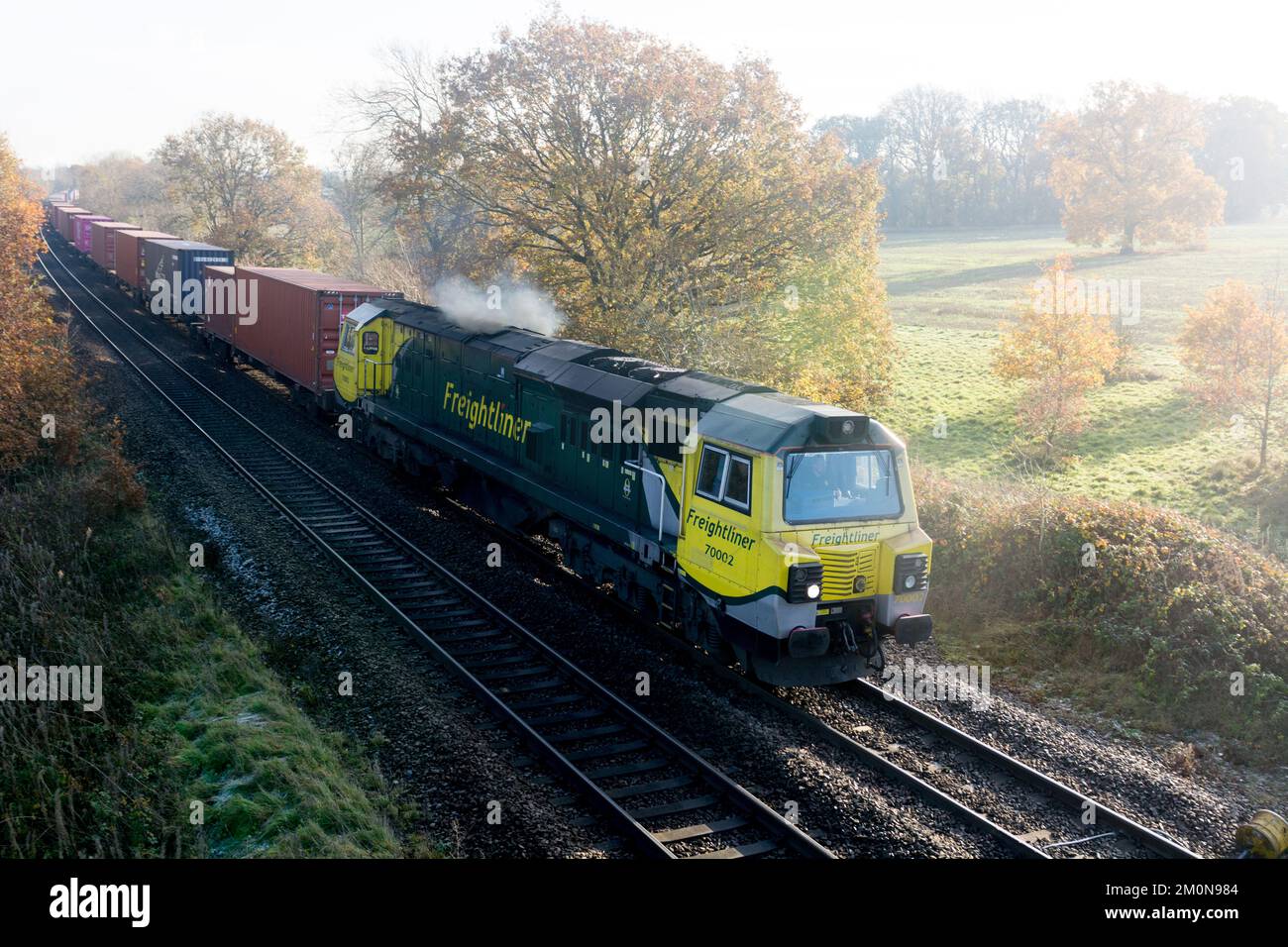 Freightliner Klasse 70 Diesellokomotive Nr. 70002, die einen intermodalen Zug zieht, Warwickshire, Großbritannien Stockfoto