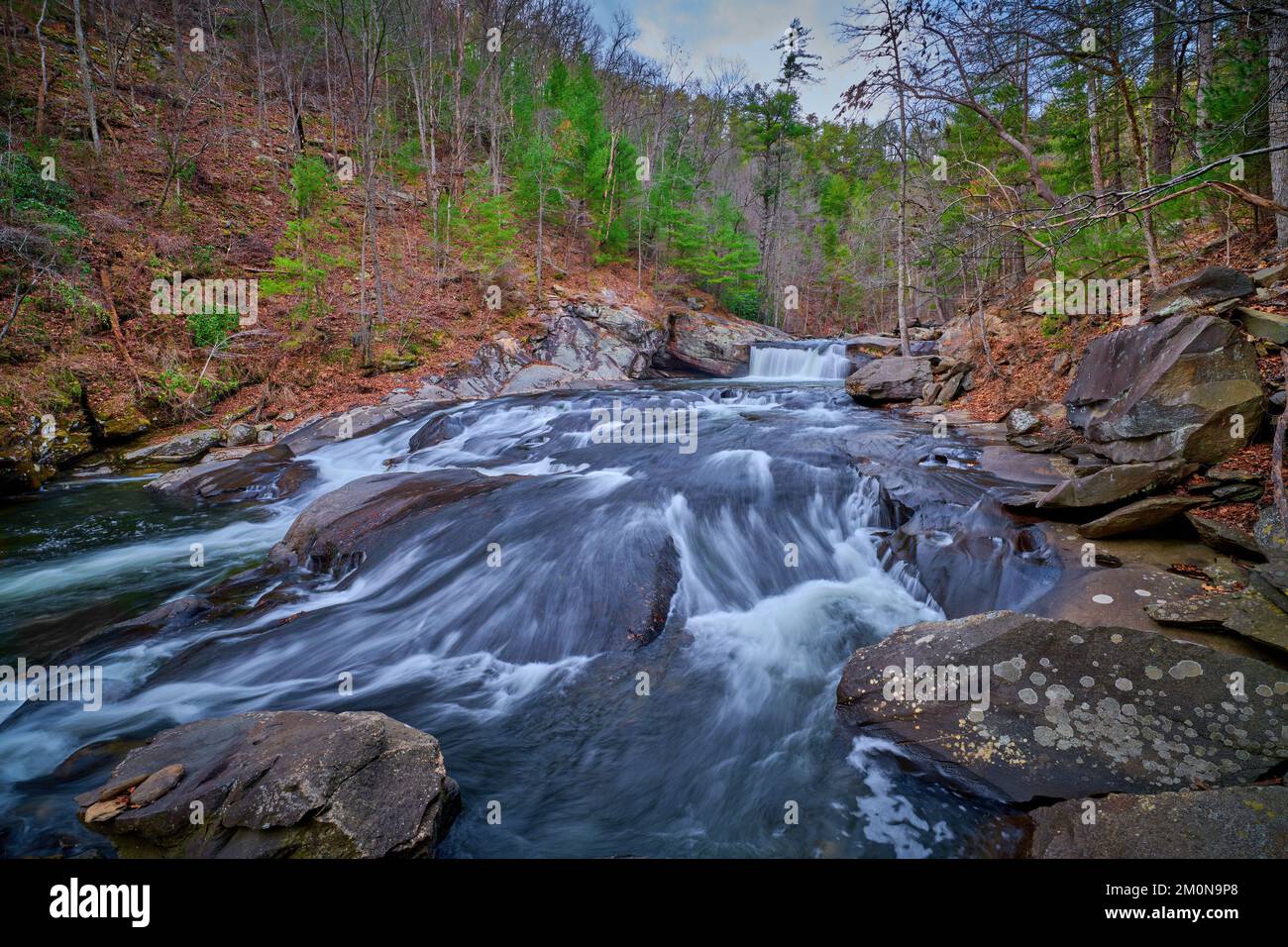 Baby Falls mit Stromschnellen auf dem Tellico River im Cherokee National Forest in TN. Stockfoto