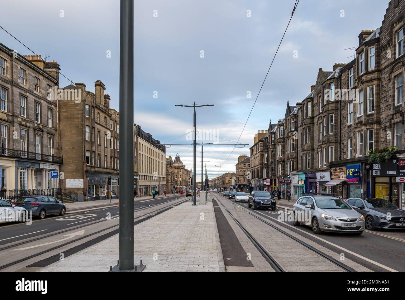 Leith Walk, Edinburgh, Schottland, Großbritannien, 7.. Dezember 2022. Straßenbahnen nach Newhaven: Die Arbeiten am Abschnitt der Straßenbahnlinien am Leith Walk sind fast abgeschlossen, und die Stromkabel sind jetzt installiert. Die Bauarbeiten haben mehr als 3 Jahre lang zu Verkehrsstörungen geführt. Kredit: Sally Anderson/Alamy Live News Stockfoto