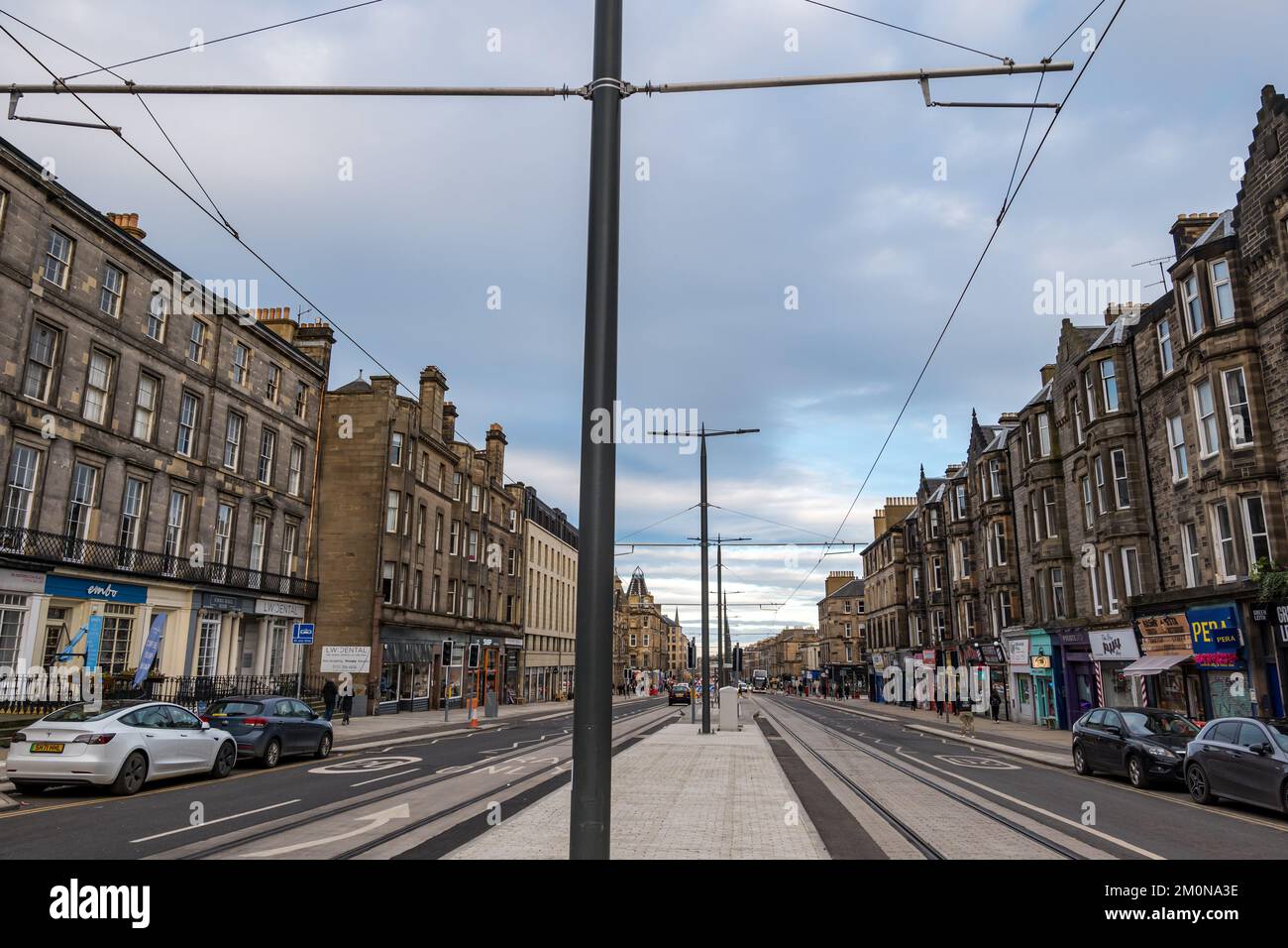Leith Walk, Edinburgh, Schottland, Großbritannien, 7.. Dezember 2022. Straßenbahnen nach Newhaven: Die Arbeiten am Abschnitt der Straßenbahnlinien am Leith Walk sind fast abgeschlossen, und die Stromkabel sind jetzt installiert. Die Bauarbeiten haben mehr als 3 Jahre lang zu Verkehrsstörungen geführt. Kredit: Sally Anderson/Alamy Live News Stockfoto