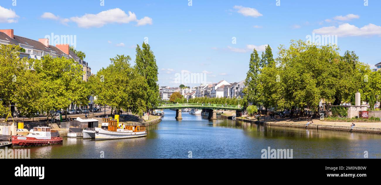 Panoramablick auf die Saint-Mihiel-Brücke auf der Erdre in Nantes, Frankreich, mit Booten, die an einem sonnigen Sommertag vor Anlegestellen liegen. Stockfoto