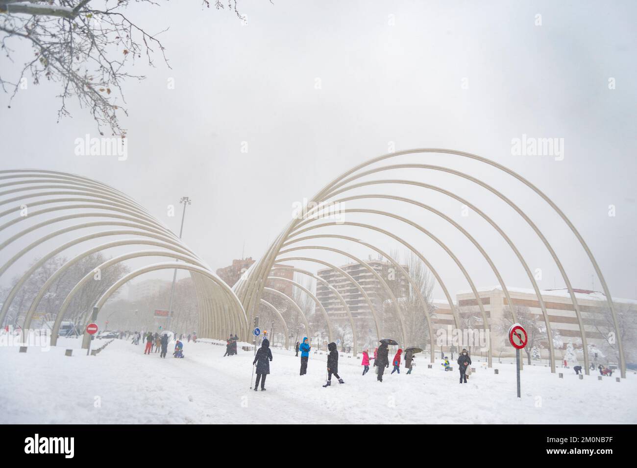 Schnee. Straßen, die mit einer weißen Schneedecke bedeckt sind, die alle Elemente der Straße bedeckt. Komplett weiße Autos. November. 2023. Ohio. USA Stockfoto