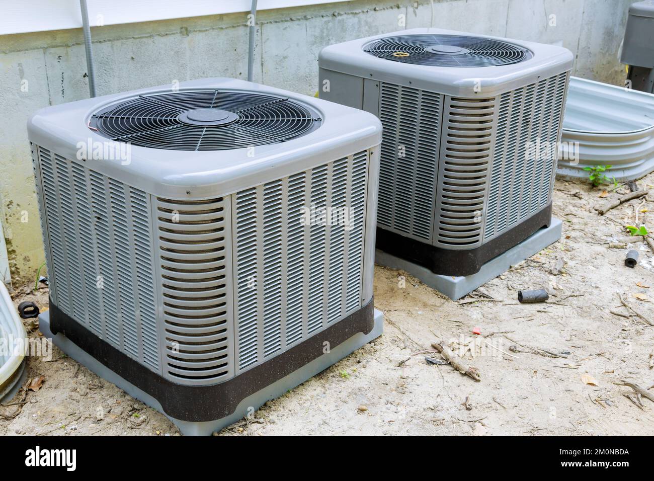 Vakuumpumpe evakuiert Luft aus der Klimaanlage (Einbau neuer Klimaanlage  Stockfotografie - Alamy