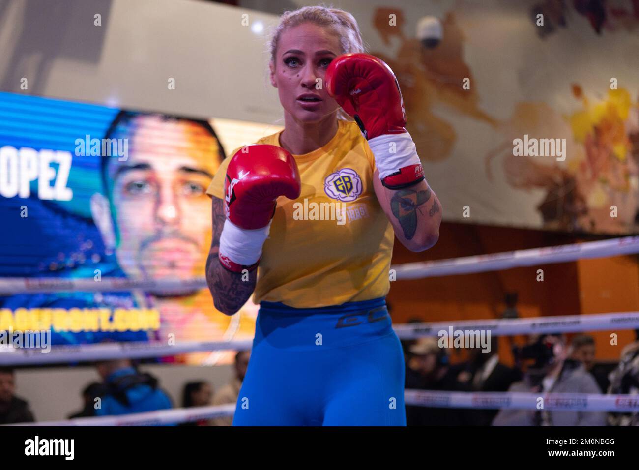 Leeds, Großbritannien. 07.. Dezember 2022. Kirkgate Market, Market Event Space, Vicar Lane, Leeds, West Yorkshire, 7.. Dezember 2022 Ebanie Bridges während des Public/Media Workout Credit: Touchlinepics/Alamy Live News Stockfoto