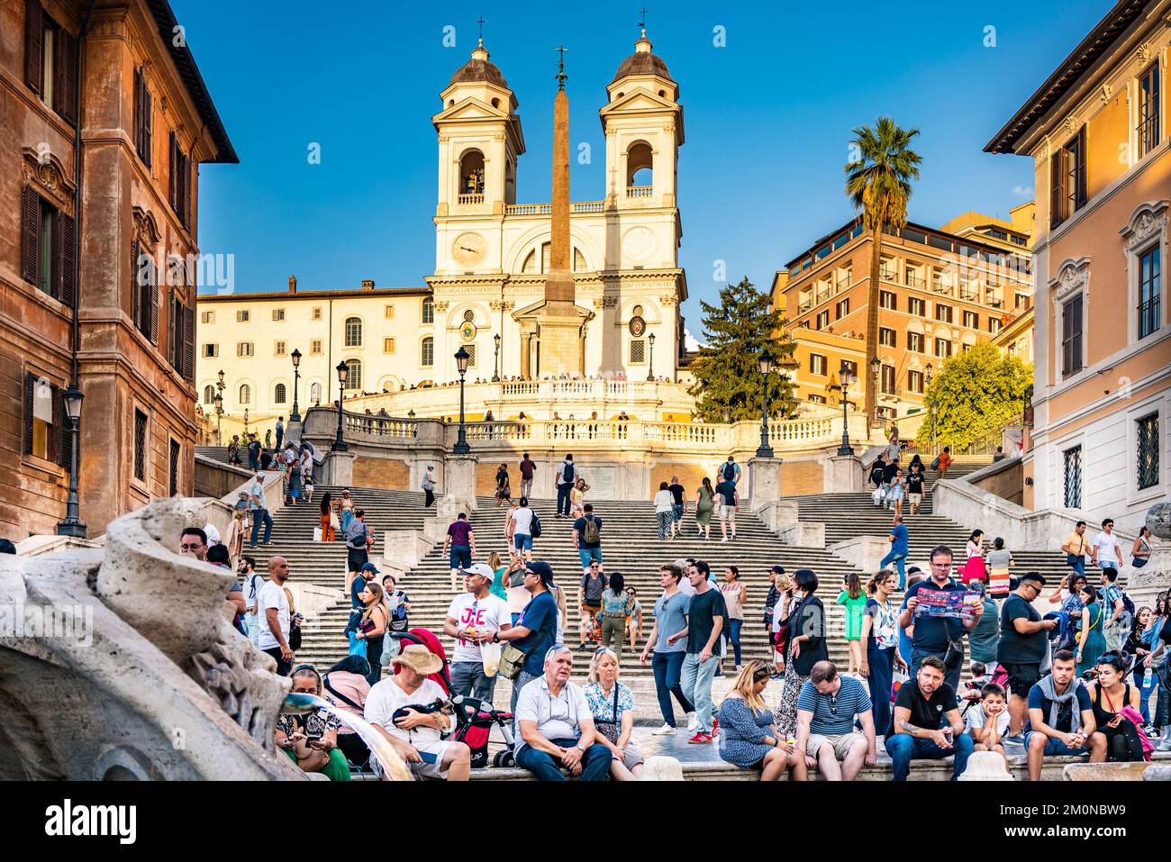 Touristen auf der Spanischen Treppe im Zentrum von Rom, Italien Stockfoto