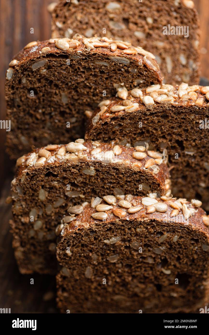 Dunkles Roggenbrot mit Sonnenblumenkernen. Gesunde Struktur von Roggenbrot, Hintergrund Stockfoto