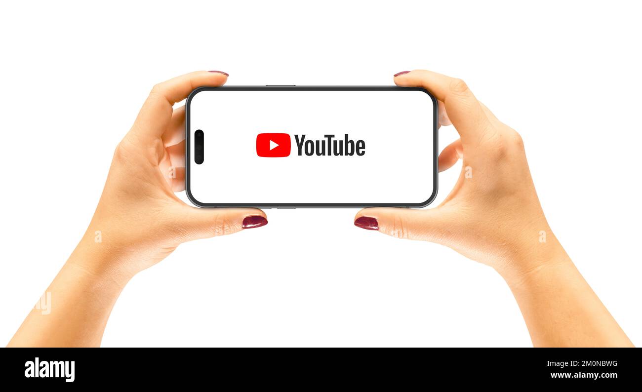 Krakau, Polen - 07. Dezember 2022: IPhone 14 Pro in Frauenhand, Bewerbung YouTube. Stockfoto
