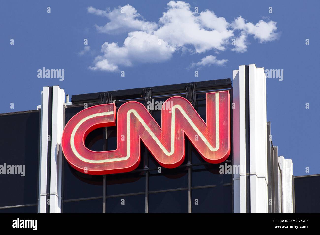 HOLLYWOOD, CA, USA - 2. MAI 2015: CNN-Gebäudefassade und Markenlogo. Stockfoto