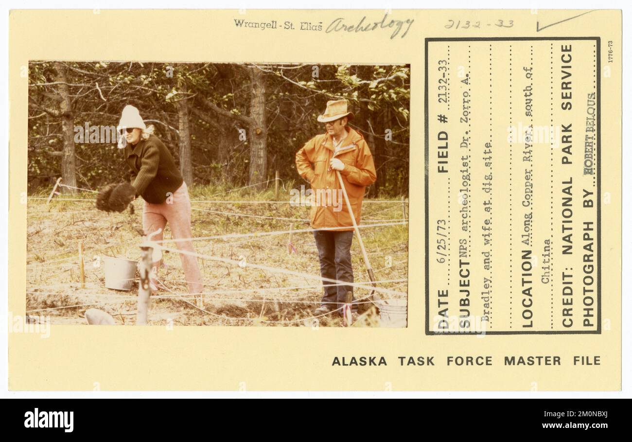 NPS-Archäologe Dr. Zorro A. Bradley und seine Frau am Grabungsort. Alaska Task Force Fotos Stockfoto