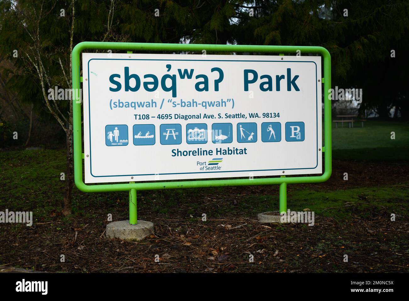Seattle - 06. März 2022; Schild für Sbaqwah Park Ufer Habitat in der Stadt Seattle Stockfoto