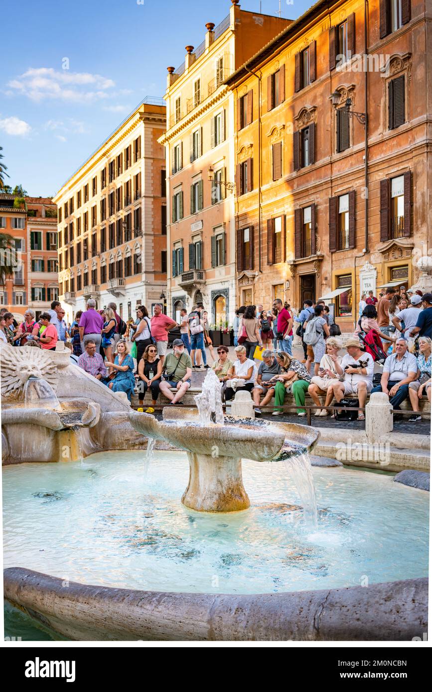 Brunnen auf der Piazza di Spagna in der Nähe der Spanischen Treppe im Zentrum von Rom, Italien Stockfoto