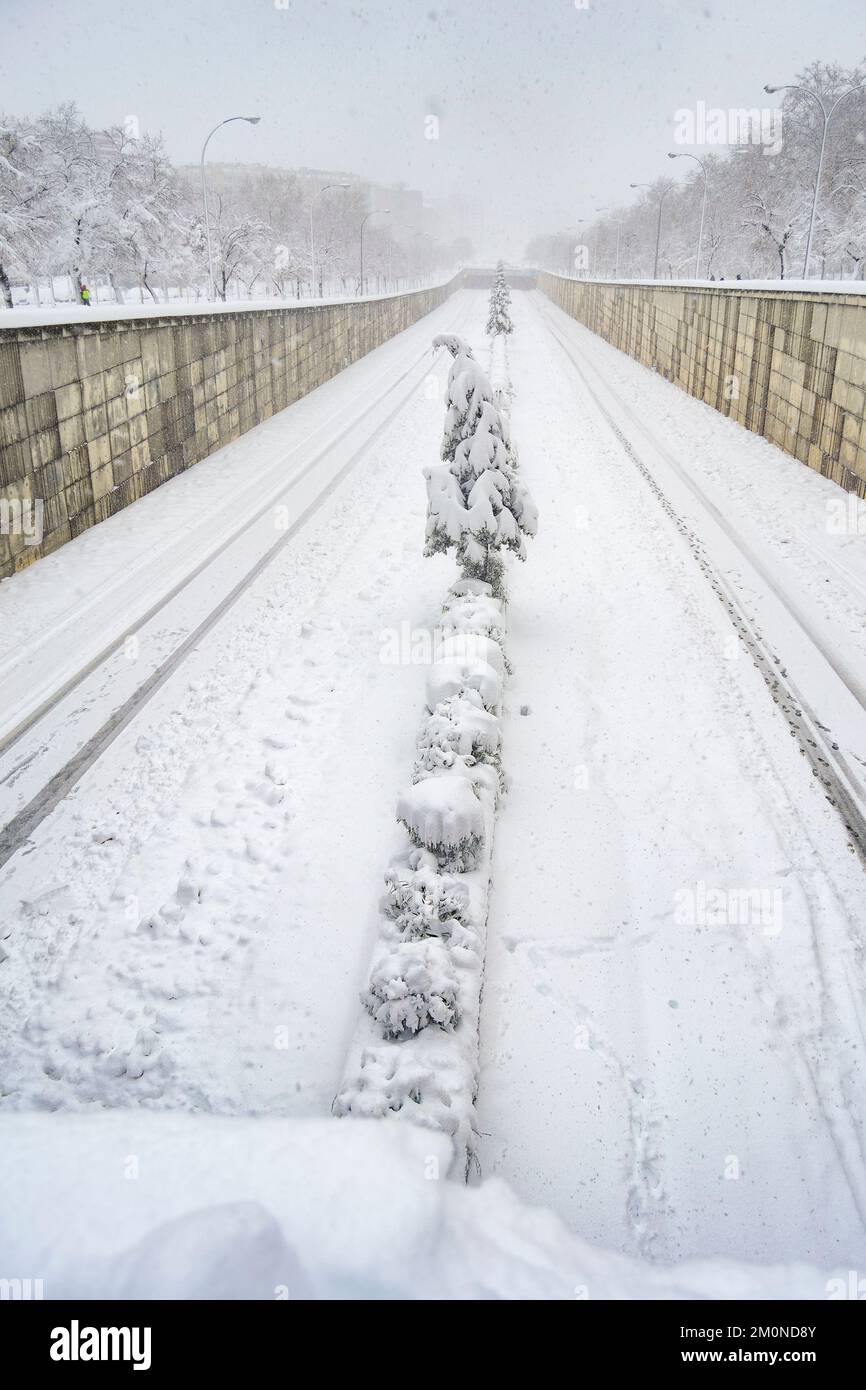 Schnee. Straßen, die mit einer weißen Schneedecke bedeckt sind, die alle Elemente der Straße bedeckt. Komplett weiße Autos. November. 2023. Ohio. USA Stockfoto