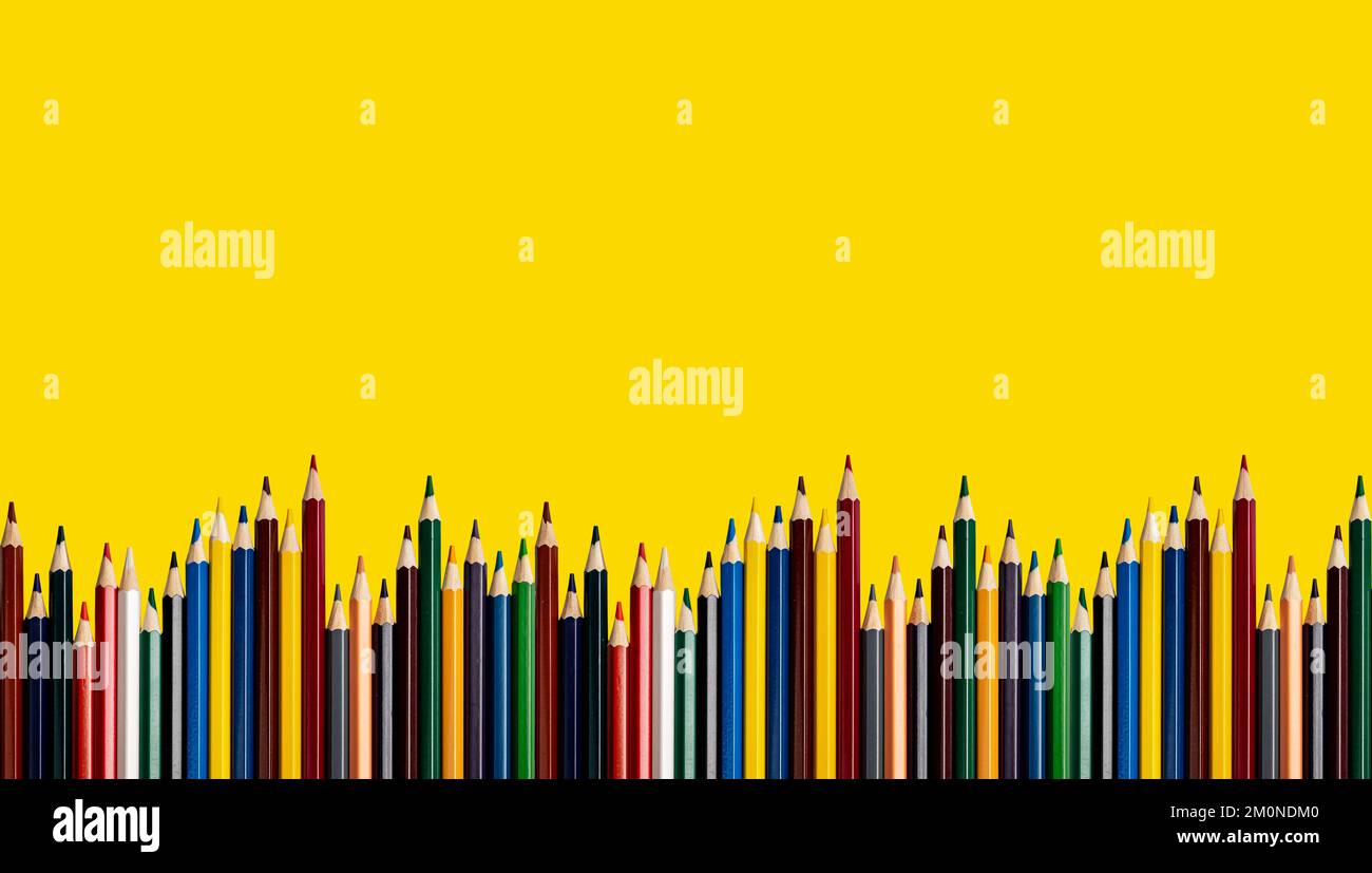 Farbige Bleistifte horizontaler Rand auf gelbem Hintergrund, Werbebanner. Mehrfarbige Verbrauchsmaterialien, Zeichenwerkzeuge, Reihe. Hochwertiges Foto Stockfoto