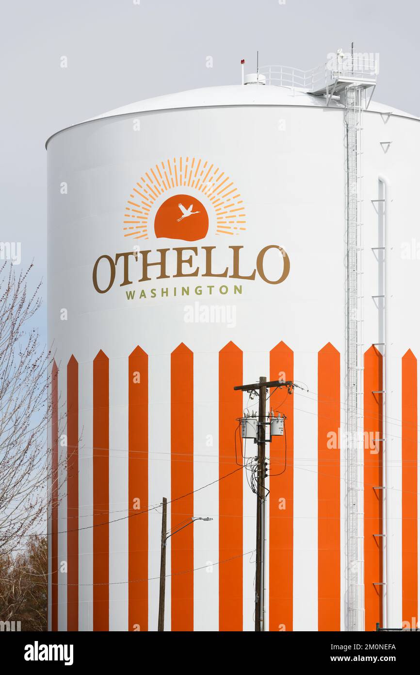 Othello, WA, USA - 24. März 2022; Wassertank in Othello Washington mit Stadt- und Staatsnamen mit Logo und orangefarbenen vertikalen Streifen Stockfoto