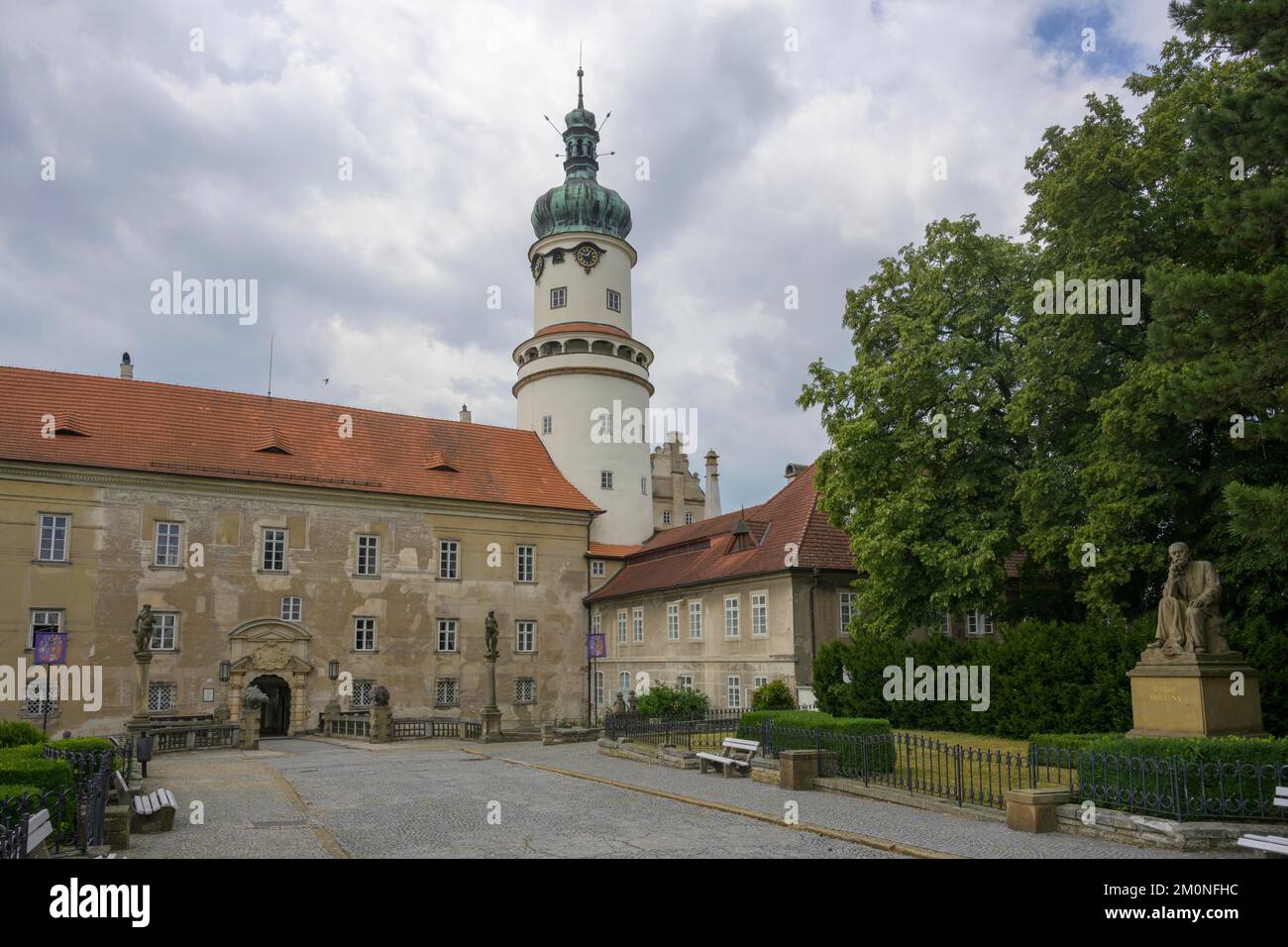 Schloss Neustadt an der Mettau und Denkmal für Friedrich Smetana, Nové M?sto nad Metují, Královéhradecký kraj, Tschechische Republik, Europa Stockfoto