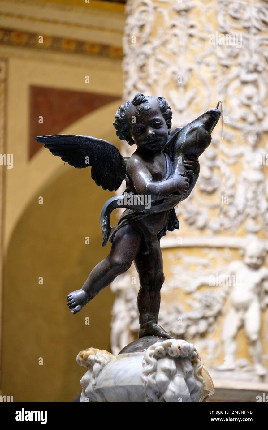 Brunnen, Cherub mit Delfin, von Andrea del Verrocchio Courtyard Palazzo Vecchio, Florenz, Toskana, Italien, Europa Stockfoto