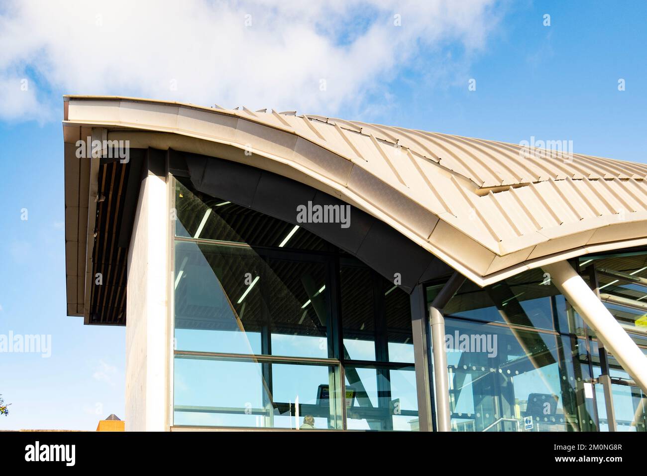 Hanley-Stoke-on-Trent, Staffordshire-Großbritannien April 21,2022 Nahaufnahme des Busbahnhofs Hanley mit seinem futuristischen Metall- und Glasdesign Stockfoto